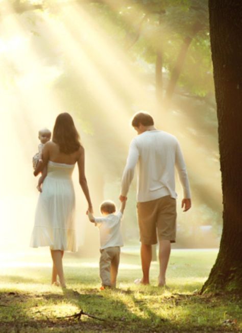 I rarely like the "walking away" images.. but this one is stunning! Outdoor Family Portraits, Cute Family Photos, Family Park, Family Portrait Poses, Family Picture Poses, Photography Poses Family, Family Photo Pose, Family Inspiration, Business Portrait