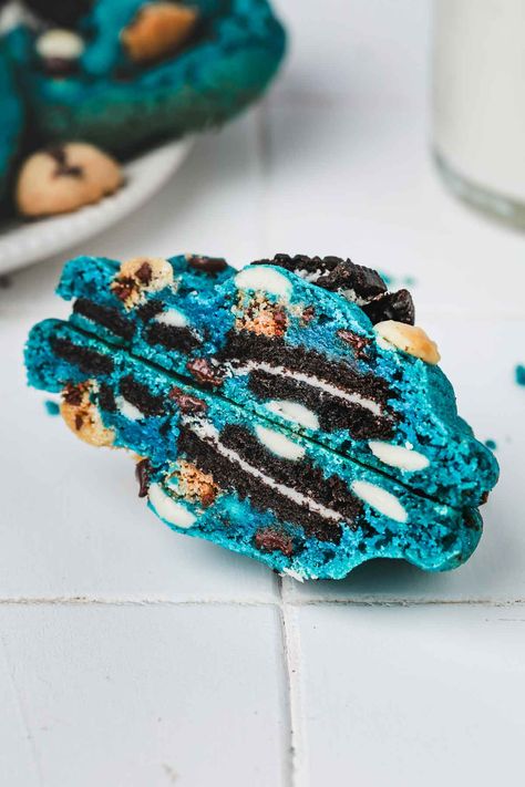 Enjoy our Soft & Chewy Cookie Monster Cookies – they're packed with Oreo-filled centers, bits of mini chocolate chip cookies, and a mix of white and dark chocolate chips. These vibrant blue cookies are a visual treat and a taste sensation, perfect for satisfying your cookie cravings. Cookie Monster Cookies, Chips Ahoy Cookies, Oreo Cookie Recipes, Oreo Cheesecake Cookies, Oreo Stuffed Chocolate Chip Cookies, Cookies Stuffed, Crispy Chocolate Chip Cookies, Monster Cookies Recipe, Cookies And Cream Cheesecake