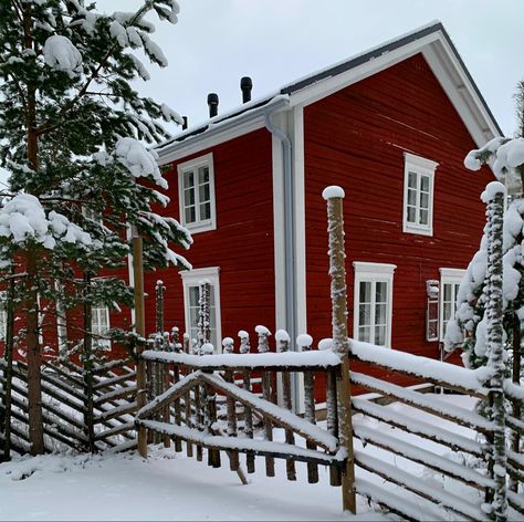 Traditional Swedish House, Driveway Sign, Finnish House, Red Houses, Chill Room, Traditional Houses, Swedish House, Christmas Interiors, Red House