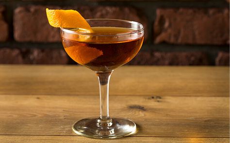 A Martinez is a sophisticated alternative to the classic Martini Martinez Cocktail, Easy Gin Cocktails, Vermouth Cocktail, Vesper Martini, Boulevardier, Cocktails To Try, Dry Martini, Craft Gin, Vodka Martini