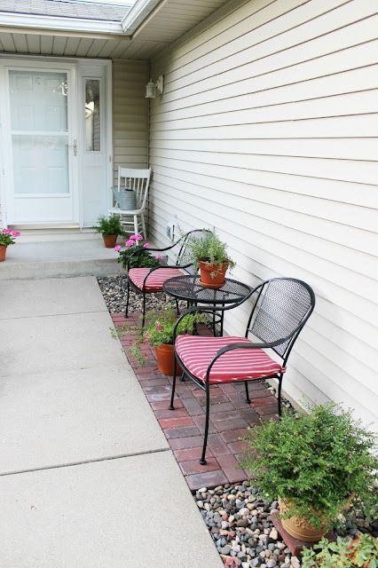 Yard Sitting Area Ideas, Front Yard Sitting Area Ideas, Small Front Porch Seating, Yard Sitting Area, Outdoor Seating Area Diy, Front Porch Seating Ideas, Sitting Area Ideas, Small Brick Patio, Front Porch Seating