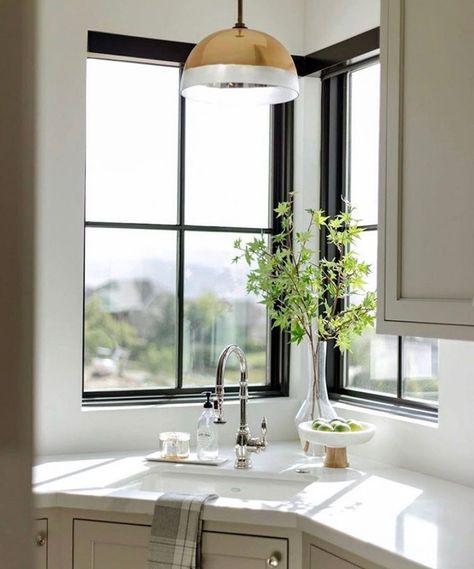 Kitchen Design Corner, Windows In Kitchen, Corner Kitchen Sink, Window Over Sink, Corner Windows, Kitchen Sink Window, Minimalist Window, Black Window Frames, Pella Windows