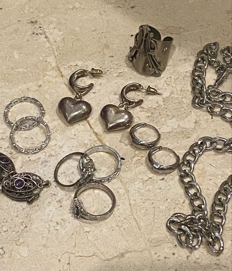 Chunky Jewelry Aesthetic Silver, Chunky Silver Jewellery Aesthetic, Chunky Grunge Jewelry, Dark Silver Jewelry Aesthetic, Vintage Metal Jewelry With Chunky Chain, Chunky Silver Jewelry, Chunky Jewelry Aesthetic, Maximalist Silver Jewelry, Silver Maximalist Jewelry