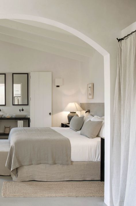 Hotel Interior Bedroom, Boutique Hotel Bedroom, Boutique Hotels Interiors, Hotel Style Bedroom, Luxury Hotels Interior, Boutique Hotel Room, Spanish Interior, Century Farmhouse, Hotel Lobby Design