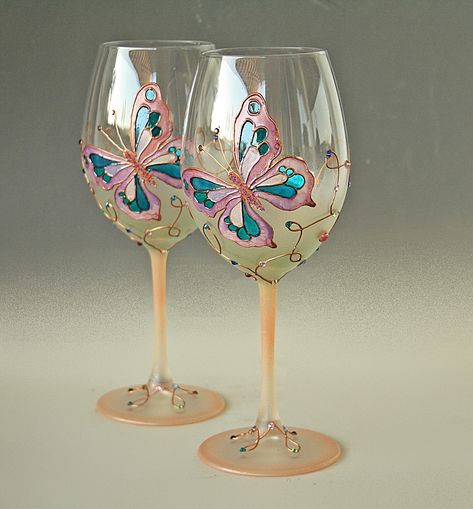 Butterfly Glass Painting Designs, Butterfly Wine Glasses, Painted Glass Bottles, Glass Painting Patterns, Wine Glass Designs, Decorated Wine Glasses, Diy Glass Bottle Crafts, Glass Painting Designs, Hand Painted Glasses