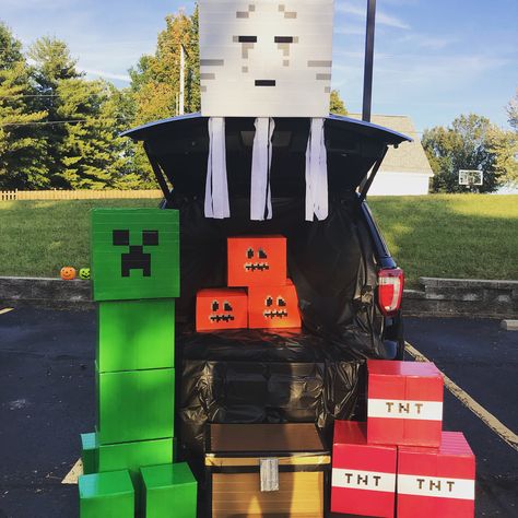 Minecraft Trunk Or Treat, Creeper Pumpkin, Minecraft Halloween Costume, Minecraft Pumpkin, Halloween Car Decorations, Diy Minecraft, Holiday Eating, Minecraft Birthday, Trunk Or Treat