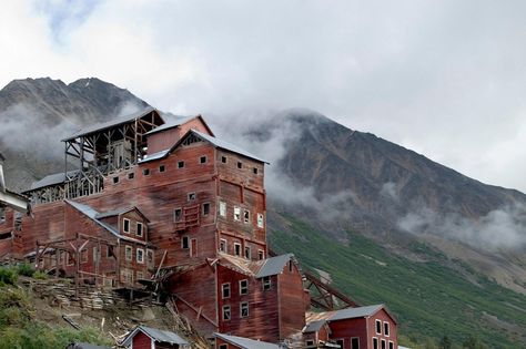 7 of the Scariest Ghost Towns in America #angelsfoodparadise Beautiful Abandoned Places, Haunted Towns, Table Food, Scary Places, Ancient Ruins, Tasting Table, Ghost Towns, Town And Country, Halloween Season