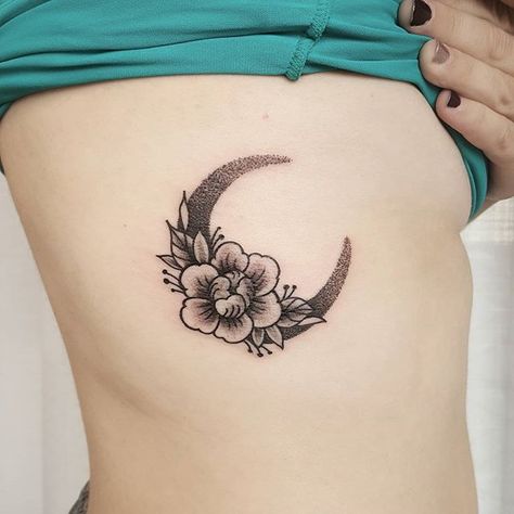 Neo Traditional Moon Tattoo, Moon Flower Vine, Traditional Moon Tattoo, Flower Vine Tattoo, Flower Vine Tattoos, Vine Tattoo, Vine Tattoos, Tattoo Black, Black Tattoo