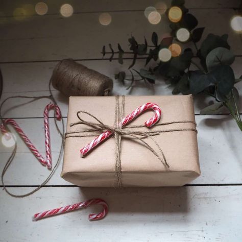 Kerry Lockwood, Christmas Wrapping Diy, Christmas Gift Wrapping Ideas, Brown Paper Wrapping, Xmas Gift Wrap, Diy Christmas Presents, Christmas Tunes, Paper Christmas Decorations, Gift Wrapping Ideas