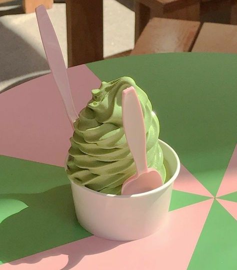 Green Ice Cream, Cosmo And Wanda, Milk Shakes, Green Aesthetic, Pretty Food, Cute Food, Bon Appetit, Aesthetic Food, Pink Aesthetic