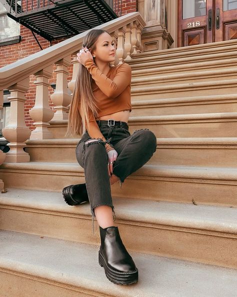 Photo Poses Stairs, Stairs Poses Photography, Staircase Poses Instagram, Sitting On Stairs Poses, Photoshoot On Stairs, Stairs Photo Ideas, Photoshoot Stairs, Stair Photoshoot, Staircase Poses