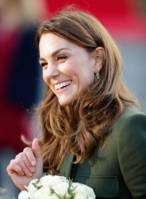 Royal manicures: from Kate Middleton's neat neutrals to Meghan Markle's dark nail polish - Photo 2 Brown Hair Tones, Colourful Nail, Renée Zellweger, Dark Red Hair Color, How To Dye Hair At Home, Red Hair With Highlights, Dark Nail, 15 January, Dark Nail Polish