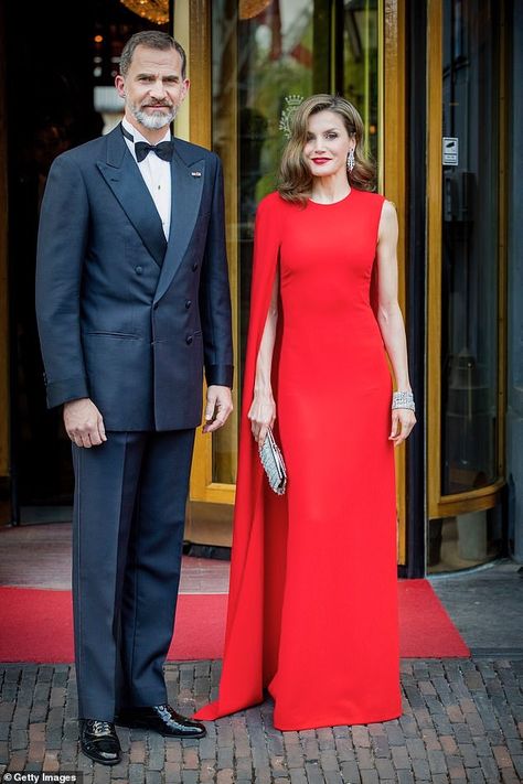 Princess Letizia, Cape Gown, Style Royal, Estilo Real, Red Gowns, Glamorous Style, Queen Letizia, Cape Dress, Spanish Style