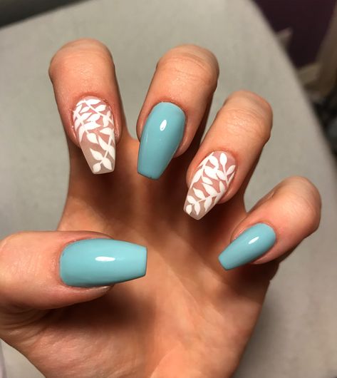 Acrylic Nails Leaf Design, Green Nails Leaves, Blue Nails With Leaf Design, Nails With Leaf Design, White Nails Green Leaves, Fall Leaf Nails 2022, White Lace Nails, Grey Acrylic Nails, Blue Prom Nails