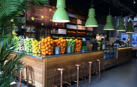 Juice Bar Interior, Juice Bar Design, Juice Store, Smoothie Shop, Fresh Juices, Smoothie Bar, Fruit Stand, Fruit Display, Bar Interior Design