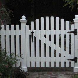 Garden Gate Design Ideas, Pictures, Remodel, and Decor - page 22 Picket Fence Gate, Picket Gate, Diy Bamboo, Garden Gates And Fencing, Garden Gate Design, Fence Plants, Yard Fence, Front Yard Fence, Cedar Fence