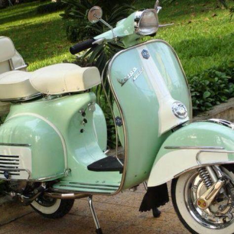 Mint green Vespa. I'm not really that into motorcycles, but this Vespa makes me change my mind! It has a bit of a vintage look and the mint colour is great. Classic Vespa, Color Of The Week, Vintage Vespa, Auto Retro, Vespa Lambretta, Vespa Vintage, Scooter Bike, Vespa Scooters, Motor Scooters