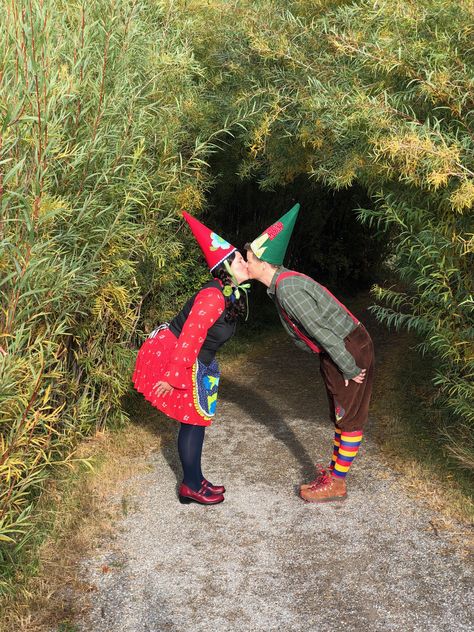 Gnome Costume Gnomes Halloween Costume, Gnome Couple Costume, Girl Gnome Costume, Gnome Costumes For Adults, Gnome Costume Diy, Diy Gnome Costume, Gnome Halloween Costumes, Dory Fantasmagory, Garden Gnome Halloween Costume