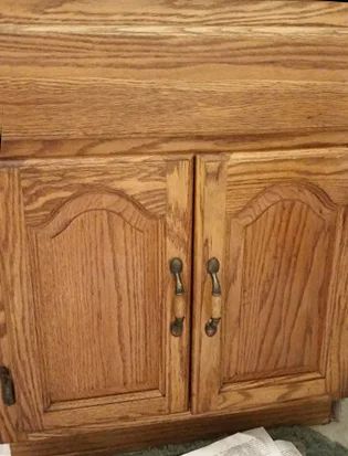 Cleaning Wooden Cabinets, Restore Wood Furniture, Diy Kitchen Cabinets Makeover, Stained Kitchen Cabinets, Honey Oak Cabinets, Update Kitchen Cabinets, Cleaning Cabinets, Clean Kitchen Cabinets, Staining Cabinets