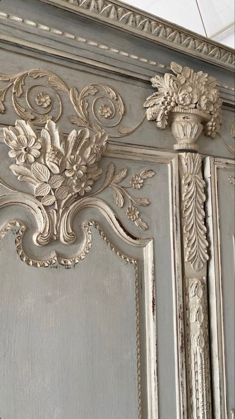 French Moulding, Wall Moulding, Interior Design Gallery, French Country Dining, French Walls, Ceiling Design Bedroom, Classic Interior Design, Carved Furniture, French Country Cottage