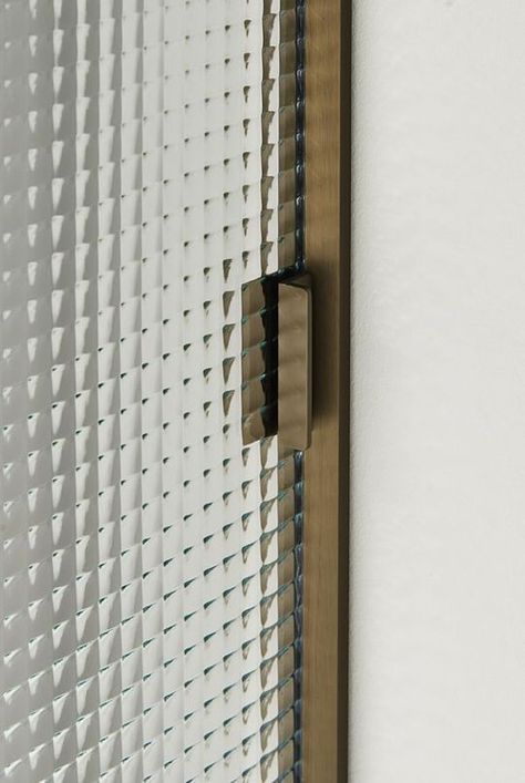 #detail #fluted #glass #brass #door #frame #crossfluted Textured Glass Door, Bathroom Door Handles, Glass Door Design, Door Handle Design, Door Handles Interior, Joinery Details, Italia Design, Door Detail, Metal Door