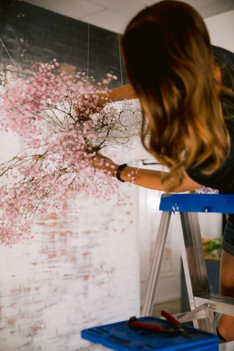 How to Create the Raddest Rainbow Flower Cloud for Your Wedding #flowercloud #diyflowers #hangingflorals #floralbunch #flowercloud Flower Cloud, Flowers Rainbow, Trailing Flowers, Diy Clouds, Rainbow Photography, Minimalist Wedding Decor, Floral Installations, Open Flower, Flower Installation