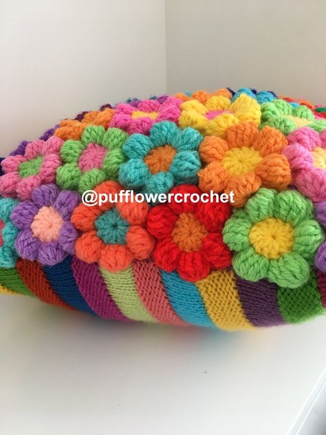 Daisy Blanket, Bordados Tambour, Crochet Cushion Pattern, Rainbow Wreath, Flower Cushion, Cushion Cover Pattern, Cushion Couch, Pillow Crochet, Rainbow Pillow