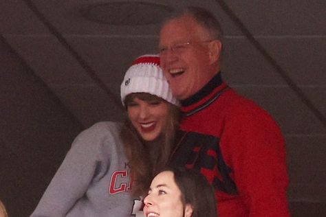 Taylor Swift Watches Boyfriend Travis Kelce’s Football Game with Dad Scott Taylor Swift Parents, Scott Swift, Olivier Martinez, Taylor Swift Jokes, Boyfriend Watch, Chiefs Game, Sports Awards, Five Guys, Travis Kelce