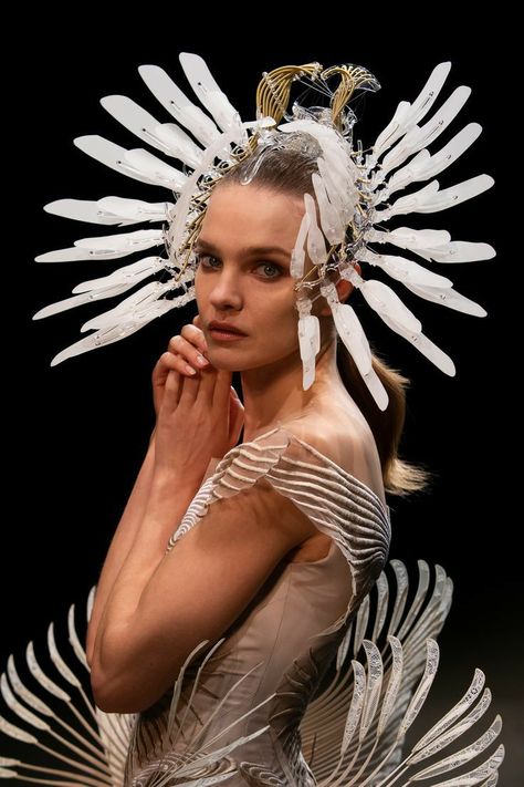 Iris Van Herpen Couture, Sculptural Fashion, Iris Van Herpen, Natalia Vodianova, Futuristic Fashion, Artistic Hair, The Roots, Costume Outfits, Mask Design