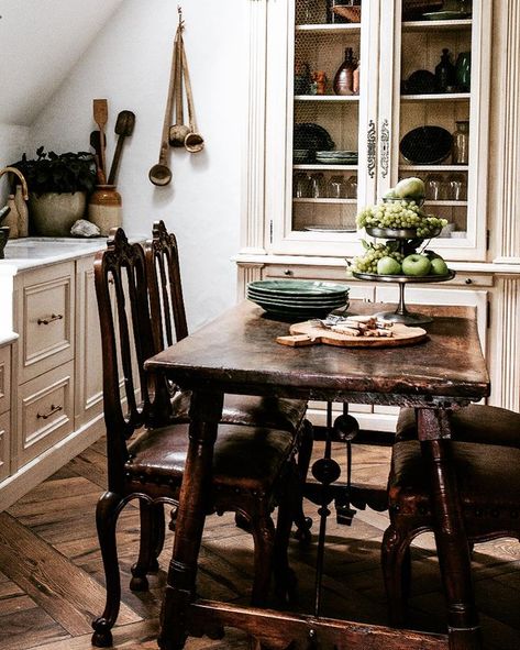 Melissa Penfold (@melissa_penfold) • Instagram photos and videos Provincial Farmhouse, Provincial Decor, French Provincial Decor, French Country Rug, French Country Dining Room, Simple Holiday Decor, French Country Bathroom, French Provincial Furniture, Country Dining Rooms