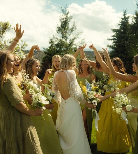 bridesmaids hyping up their best friend on their wedding day bridesmaids photos bridemaids photo ideas bridemaids photo inspo colorado ranch wedding Unique Bridesmaids Photos, Bridesmaid Group Photos, Bridesmaids Aesthetic, Mismatched Bridal Party, Bridesmaids Poses, Wedding Bridal Party Photos, Cottage Core Wedding, Garden Wedding Bridesmaids, Best Friends Wedding