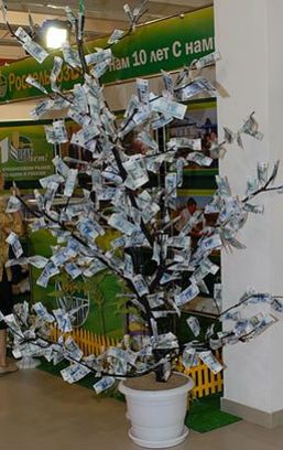 Fun and Creative Ways to Gift Cash - The Gift Ideas List Site Fun Ways To Give Money, Ways To Give Money, Gift Card Tree, Teen Gift Guide, Money As A Gift, Creative Money Gifts, 10th Wedding Anniversary, 1st Wedding Anniversary, Wedding Money