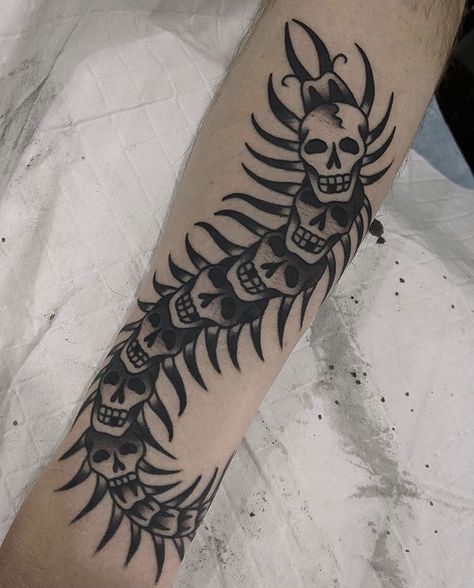 Centipede Trad Tattoo, Trad Centipede Tattoo, Thick Line Tattoos Black, American Traditional Centipede, Skull Centipede Tattoo, Centapeid Tattoo Design, Traditional Centipede Tattoo, Centipede Tattoo, Gotik Tattoo