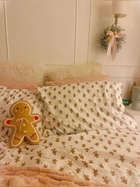 Pink Christmas Bedroom Decor Aesthetic, Pink Christmas Aesthetic Bedroom, Pink Christmas Room Decor Ideas Bedrooms, Christmas Bedding Aesthetic, Christmas Bedroom Pink, Pink Brown Bedroom, Pink Christmas Room, Cozy Christmas Bedroom Aesthetic, Christmas Bed Sheets