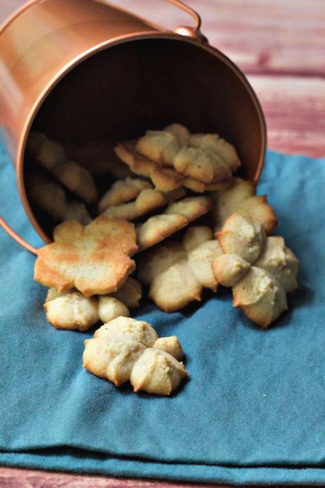 Chai Spritz Cookies | stetted Butter Spritz Cookies, Fancy Treats, Spritz Cookie, Tasty Cookies, Making Cookies, Yum Recipes, Spritz Cookies, Food Fantasy, Cookie Press