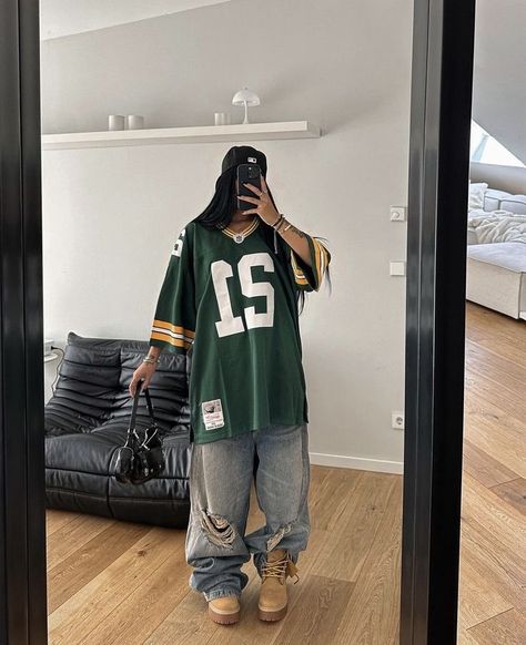 Oversized Baseball Jersey Outfit Women, Hockey Jersey Outfit Woman Oversized, 2000s Jersey Outfit, Y2k Jersey Outfit, Nfl Jersey Outfit Women Style, Hockey Jersey Outfit Woman, Nfl Jersey Outfit, Oversized Baseball Jersey, Baseball Jersey Outfit Women