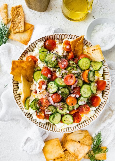 This cottage cheese salad combines fresh veggies and herbs with cottage cheese for a simple, yet flavorful salad that's low in calories, but packed with 29 grams of protein. Seafood Main Course, Cottage Cheese Salad, Eating Bird Food, Cucumbers And Onions, Cottage Cheese Recipes, Cold Salad, Grilled Seafood, Cheese Salad, Juicy Tomatoes