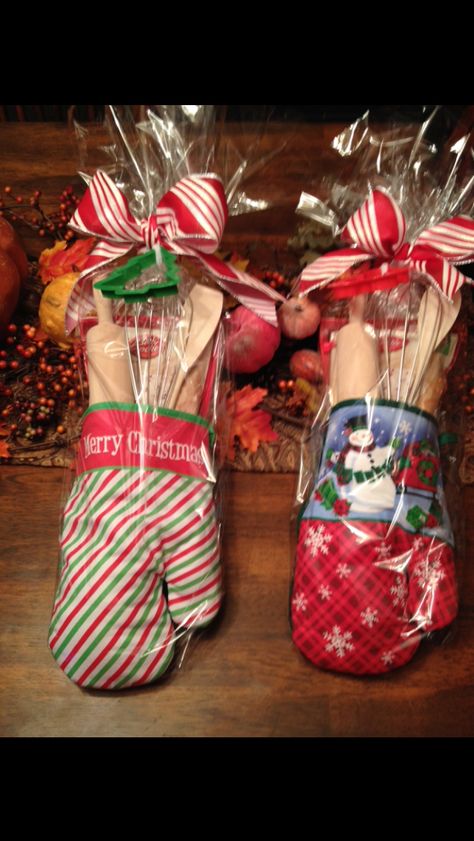 Neighbor Christmas Gifts, Cadeau Diy, Neighbor Gifts, Homemade Christmas Gifts, Simple Gifts, Oven Mitts, Homemade Christmas, Diy Christmas Gifts, Christmas Cheer