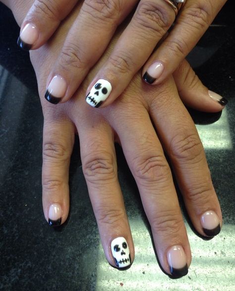 Simple Skull Nail Art, Skeleton Nails Designs, Skeleton Halloween Nails, Skeleton Nail Art, Halloween Short Nails, Spooky Manicure, Skeleton Nails, Skull Nail Art, Birthday Nail Designs