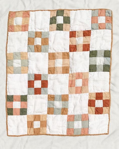 Neutral Quilt Colors Simple, Square Quilt Designs, Simple Quilting Patterns, Basic Quilt Patterns For Beginners, English Paper Piecing Quilts Inspiration, Aesthetic Quilts, Vintage Quilt Patterns, Homemade Baby Quilt, Quilt Diy