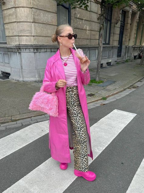 El pantalón de leopardo ha vuelto, pero ¿cómo podemos llevarlo? Pink Outfit Collage, Pink And Leopard Outfit, Pink Coat Street Style, Pink Trench Coat Outfit, Trendy Heels For Women, Pink Tshirt Outfit, Pink Inspired Outfits, Trenchcoat Outfits, Outfit Ideas Tshirt