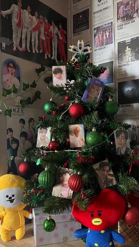 Kpop Christmas Tree, Bts Christmas Tree, Singing Christmas Tree, Vhope Fanart, Bts Happy Birthday, Pc Photo, Bts Christmas, Airpods Apple, Bts Wings