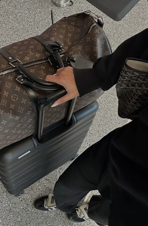 Luggage Aesthetic, Estilo Zendaya, Aesthetic Designer, Airport Aesthetic, Catch Flights, Designer Luggage, Luxury Lifestyle Fashion, Mum Fashion, Super Rich Kids