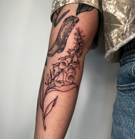 Fox glove tattoo ⚡️ 🔖 #Idahofallstattoo #pocatellotattoo #rexburgtattoo #twinfallstattoo #boisetattoo Fox Gloves Tattoo, Leaf Bug Tattoo, Foxglove Tattoo, Botanical Tattoo Sleeve, Foxglove Flower, Tattoo Elements, Fox Glove, Tattoos 2023, Illustrative Tattoo