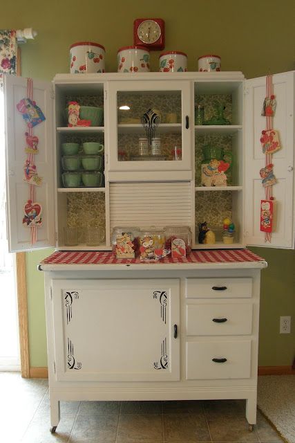 hoosier cabinet - would so love one. [and a place for it to fit.] and just look at the canister set on top!  <3 Vintage Kitchen Cabinets, Hoosier Cabinets, Old Fashioned Kitchen, Hoosier Cabinet, Credenza Vintage, Kitchen Hutch, Regal Design, Casa Vintage, Cottage Kitchens