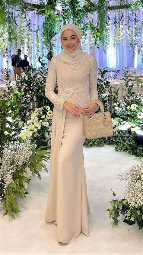 #ootd #dress #gamis #kebaya #fashion #kebayamodern #kebayamuslim #kebayainspiration #kondanganootd #kondanganoutfit #ootdkondangan #style #styleinspiration #dresses #dressing #gamiscantik #gamiskekinian #dresspesta #dresskondangan Beautiful Gown Designs, Dress Muslim Modern, Braidsmaid Dresses, Kebaya Modern Dress, Model Gamis, Dress Pesta, Kebaya Dress, Lace Dress Design, Gowns Dresses Elegant