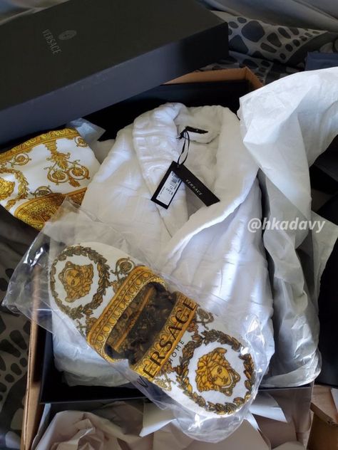 Versace Robe Aesthetic, Versace Robe Women, Versace Aesthetic, Versace Slippers, Designer Loungewear, Beyonce Outfits, Luxury Robes, Classy Suits, Romantic Photoshoot