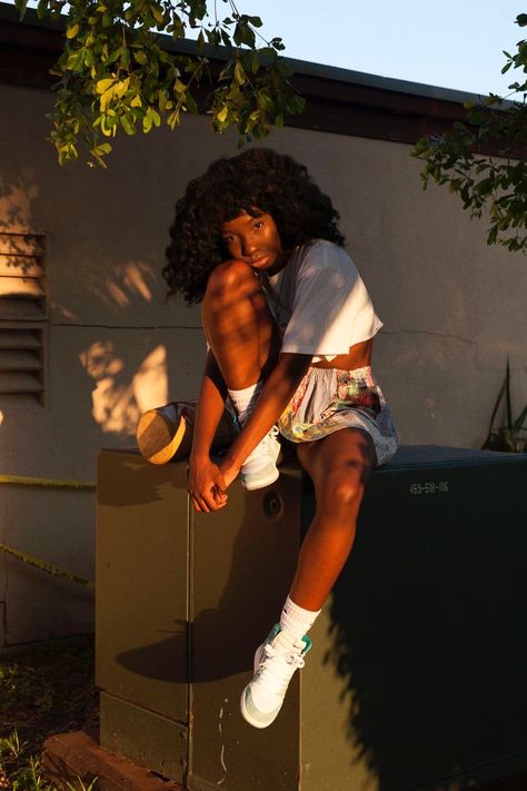 Poses For Pictures Instagram Black Women, Dayana Core, Afro Shoot, Afro Photoshoot, Cali Aesthetic, Ragazza Gangsta, Ig Poses, Insta Poses, Baddie Outfit