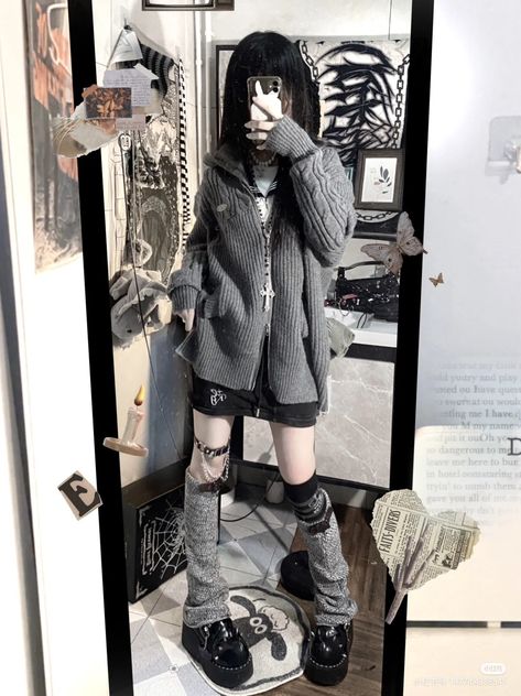 Grunge School Outfits, Aesthetic Asian Girl, Outfits With Grey Cardigan, Aesthetic Asian, Girl Mirror, Outfit Grunge, Cardigan Outfit, Fashion Grunge, High School Outfit