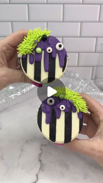 Beetlejuice Cupcake Ideas, Beetle Juice Cupcakes, Beetlejuice Cookies Decorated, Beetlejuice Desserts, Beetlejuice Treats, Beetlejuice Cupcakes, Beetlejuice Cookies, Green Buttercream, Black Buttercream